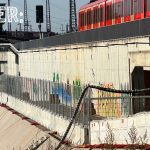 Verschmutzte und mit Graffiti besprühte Sichtbetonwände am S-Bahnhof Diebsteich in Hamburg vor der Reinigung und Oberflächenaufbereitung.