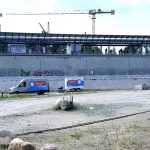 Reinigungsarbeiten an einer Sichtbetonwand am S-Bahnhof Diebsteich in Hamburg. Im Vordergrund steht ein Servicefahrzeug mit Anhänger