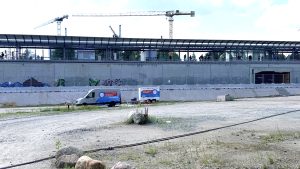 Reinigungsarbeiten an einer Sichtbetonwand am S-Bahnhof Diebsteich in Hamburg. Im Vordergrund steht ein Servicefahrzeug mit Anhänger