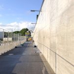 Gereinigte Sichtbetonwand am S-Bahnhof Diebsteich in Hamburg nach der Graffitientfernung, aufgenommen in perspektivischer Ansicht entlang der Bahnsteiganlage.