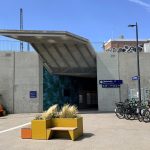 Gesäuberte und von Graffitis befreite Sichtbetonwände am S-Bahnhof Diebsteich in Hamburg nach der Oberflächenreinigung und Schutzbehandlung.