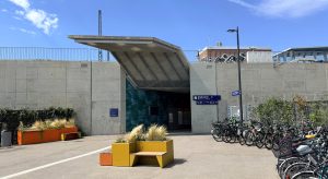Gesäuberte und von Graffitis befreite Sichtbetonwände am S-Bahnhof Diebsteich in Hamburg nach der Oberflächenreinigung und Schutzbehandlung.