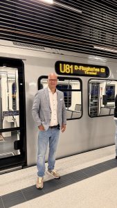 Geschäftsführer Oliver Schieren steht vor der Stadtbahn U81 in Düsseldorf