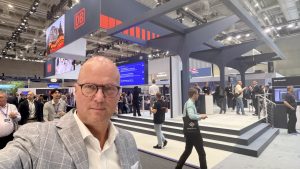 Oliver Schieren, Geschäftsführer der OSD Dienstleistungs GmbH, bei einem Besuch der InnoTrans 2026 in Berlin vor einem Messestand der Deutschen Bahn (DB) im Bereich Verkehrstechnik und Infrastruktur.